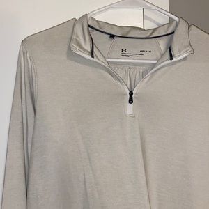 LIKE NEW Under Armour fitted golf pullover